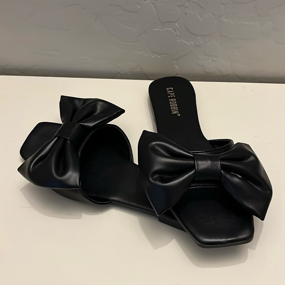 Cape Robin black slip on sandals with bowtie detail super cute size 7.5